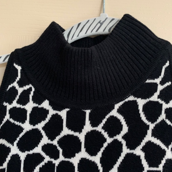 Cache Black/White Print Sleeveless Sweater sz L - Picture 3 of 5
